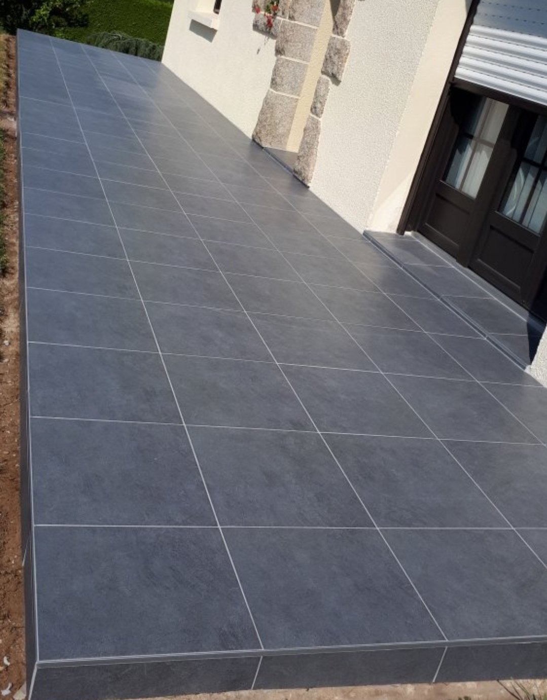 Terrasse carrelée en grès cérame gris