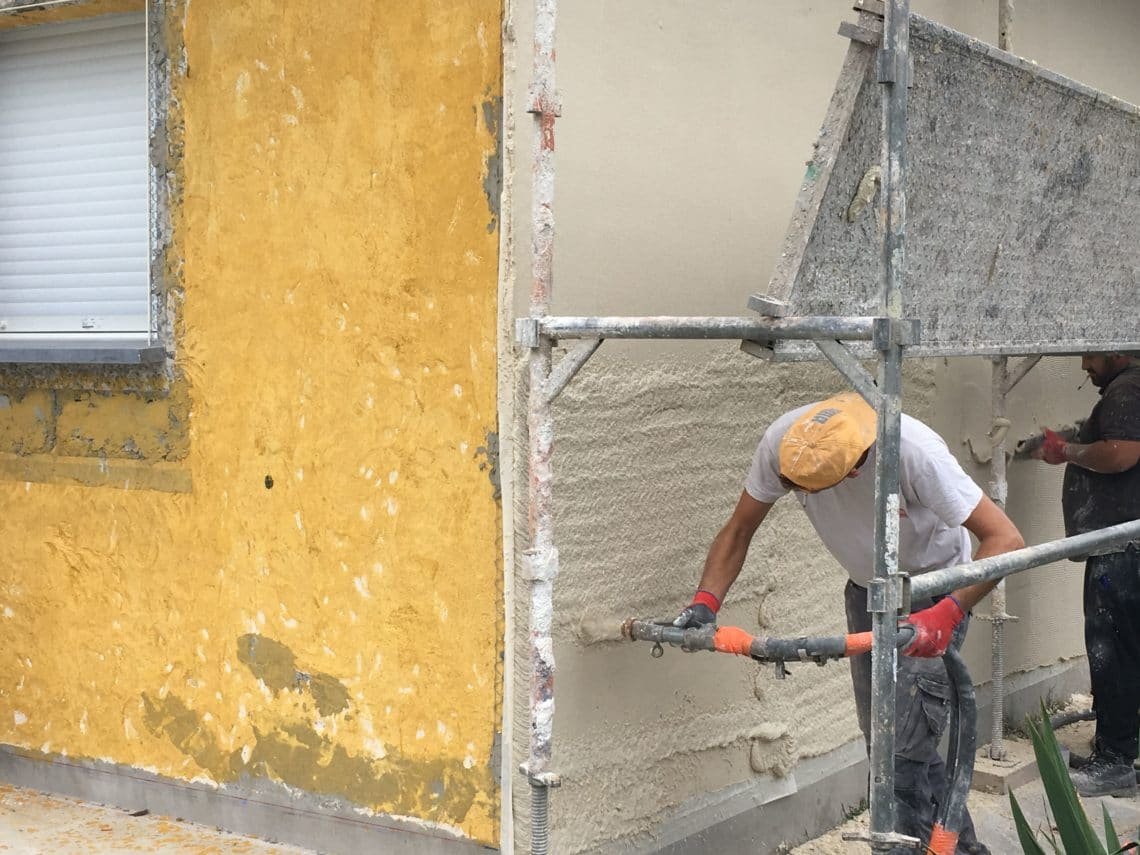 Ravalement de façade en cours sur un chantier